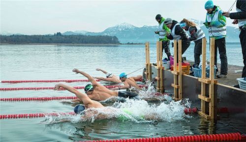Start zum 6. Lauf über 100 Brust im eigens erstellten Wettkampfbecken im Strandbad des Prienavera. Fotos  Berger
