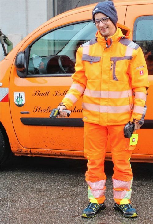 Stefan Füllbier ist einer der Melder, der um 2.30 Uhr den Wetterdienst hört: Hier hält er ein Messgerät in der Hand, mit dem die Boden-Temperatur gemessen wird.