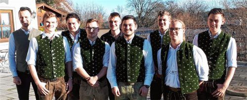 Stehen an der Spitze der Höslwanger Burschen: Christian Syländer, Dominik Rothbucher, Benedikt Buchner, Peter Fortner junior, Florian Kaufmann, Vorstand Georg Buchner, Christof Kailer, Sandro Weyer, Daniel Kink (von links). Foto Stübl