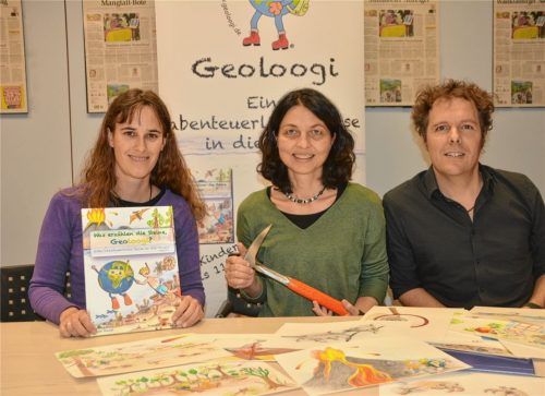 Stolz auf ihr erstes Kinderbuch „Was erzählen die Steine, Geoloogi?“: die Geologen Franziska Maier aus Rosenheim (von links) sowie Christine Stopp und Holger Maurer. Im Vordergrund Illustrationen von Franziska Maier. Foto Forster