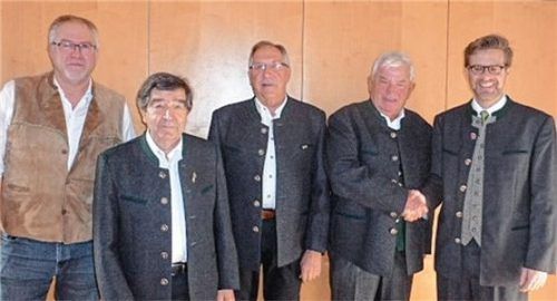 Stolze Amtsinhaber: (von links) Ronald Schmidt, Max Wögerbauer, Georg Bitter, Werner Fritz und Karl Mair.Foto re