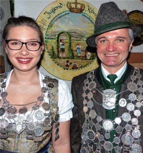 Strahlten mit ihren Königsketten um die Wette: Jungkönigin Amelie Klein und Schützenkönig Klaus Aiblinger.Foto Rehberg