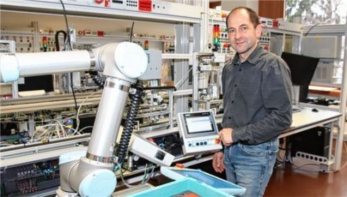 Studiendirektor Stefan Hühn, Fachbetreuer für den Bereich Elektrotechnik, an der neuen Anlage.Foto re
