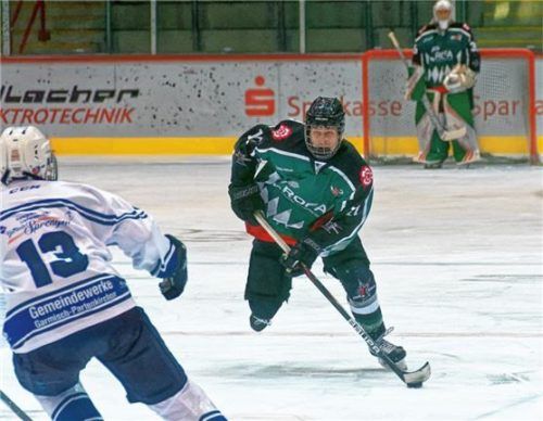 Stürmer Ludwig Danzer und die Starbulls-Junioren feierten im Heimspiel einen klaren Sieg über Riessersee.Foto Krumpe
