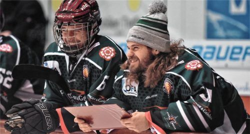 Tauscht den Platz hinter der Bande wieder mit dem Platz im Tor: Torhüter Lukas Steinhauer (rechts) mit Verteidiger Magnus Enk, die sich über eine Szene auf dem Eis amüsieren. Foto  Ziegler