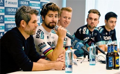 Teammanager Ralph Denk und seine Spitzenfahrer Peter Sagan, Pascal Ackermann, Maximilian Schachmann und Emanuel Buchmann (von links) von Bora-hansgrohe.Fotos dpa