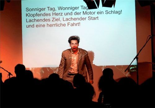 Tobias Sudhoff in seinem Element: Die Stimmung, die er auf die Bühne mitbringt, springt auch im Mühldorfer Haberkasten sofort aufs Publikum über. Fotos  Bartschies
