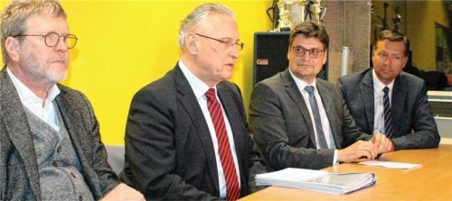 Über die Lage an der Asylunterkunft haben sich Landtagsabgeordneter Dr. Marcel Huber (von links), Innenminister Joachim Herrmann, Landratskandidat Max Heimerl und Innenstaatssekretär Stephan Mayer mit Anwohnern ausgetauscht. Verschiedene Maßnahmen haben dazu beigetragen, dass sich die Lage deutlich verbessert hat. Foto  Lohmann