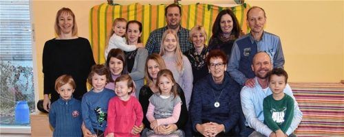 Über vier Jahrzehnte Kinder in St. Hedwig betreut: Erzieherin Siegrid Lohmeier (Dritte von rechts) mit verschiedenen Generationen ihrer Kindergartenkinder.Foto Schlecker
