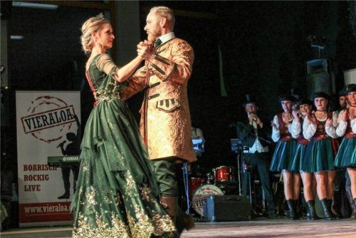 Unterwegs als Piraten: Das Prinzenpaar Neubeuern und die Faschingsgesellschaft machen den Auftakt im ersten Show-Block und entern als Piraten die Bühne in der geschmückten Turnhalle.