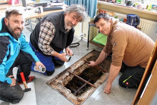 Ursache gefunden: Erleichtert machte sich Hausmeister Tobias Retzer (rechts) zusammen mit den gut gelaunten Fachhandwerkern Peter Kranzl (Mitte) und Christian Neumayer (links) an die mühsame Abdichtung des gebrochenen Heizungsrohres. Foto Schmidt