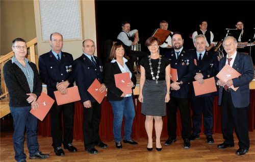 Verdiente Haager Bürger, geehrt von Bürgermeisterin Sissi Schätz (mit Amtskette): Lothar Leicht, Jakob Hohentanner und Georg Hartinger, Elisabeth Scheurer, Bürgermeisterin Sissi Schätz, Florian Haas, Jürgen Pryzbyla und Ludwig Meindl (von links). Foto Bauer