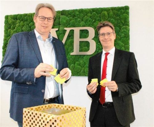 VfL-Vorsitzender Kai Röpke (links) und Daniel Mildner von der Sparkasse haben gestern bei der Nachziehung 13 Gewinnnummern aus der Losbox gefischt.Foto  Lohmann