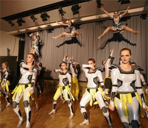 Viele Faschingsveranstaltungen stehen wieder in Kraiburg und Umgebung an. Die große Showgarde der Narrengilde ist bei zahlreichen Veranstaltungen dabei.Foto  Bachmaier