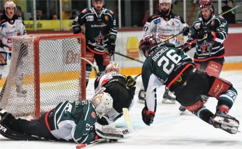 Voller Einsatz von Goalie Andreas Mechel und Daniel Bucheli.Fotos Ziegler