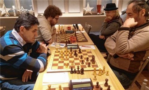 Vollkonzentriert an den Schachbrettern: Die Teilnehmer der Inn/Chiem-Kreiseinzelmeisterschaft.