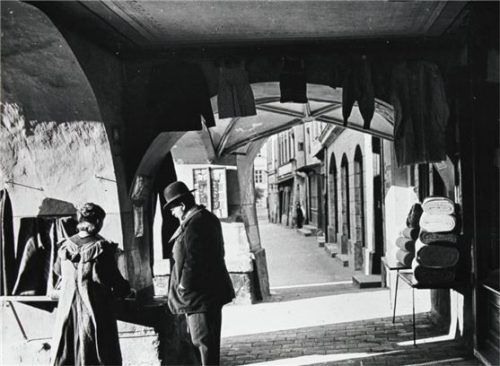 Vor dem Kaufhaus Unterauer, um 1910. Anna Unterauer und Sanitätsrat Dr. Josef Maria Giehrl, führen ein Verkaufsgespräch. Foto re
