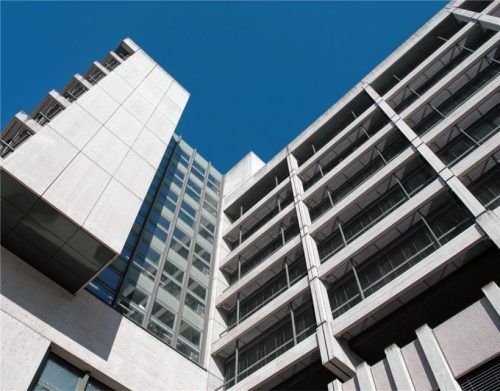 Vor dem Landgericht München II wird aktuell die Klage eines Malermeisters (50) aus dem Kreis Rosenheim gegen die Kreisklinik Fürstenfeldbruck verhandelt. Foto dpa