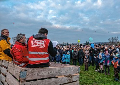 Vor gut 600 Teilnehmern fassten Thomas Riedrich (sitzend rechts) und Rainer Auer (sitzend links) die Kritikpunkte der Bürgerinitiativen gegenüber dem Trassenneubau beim Brenner-Nordzulauf zusammen. In der Mitte Werner Schmaler von der Initiative „BrennerRo“, die die Veranstaltung mitorganisierte.Foto Thomae