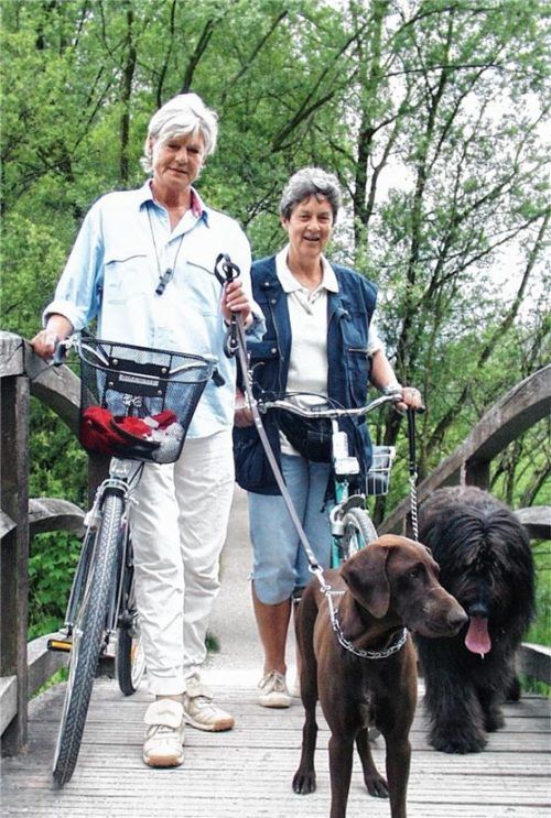 Vorbildlich mit Hund an der Leine. Foto Thümmler