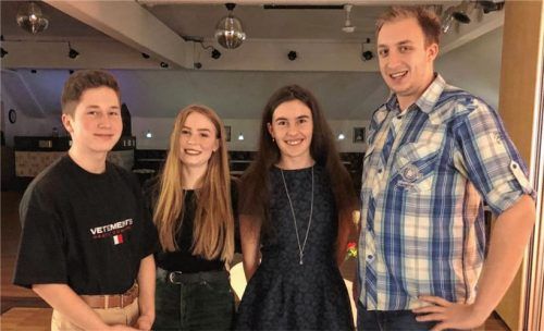 Vorfreude auf den Wiener Opernball: Sebastian Steegmüller (von links) Miriam Mitter, Katharina Labermaier und Patrick Pfliegl bei den Proben.