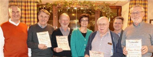 Vorsitzender Josef Wimmer (Zweiter von rechts) und sein neuer Stellvertreter Franz Hüller (links) ehrten die langjährigen Mitglieder der Liedertafel: Dr. Herbert Heiml (ab Zweiter von links), Martin Berger, Rudi Ziegler und Robert Haider. Dazu gratulierte auch die musikalische Leiterin Shanna Hiemesch.Foto bachmaier