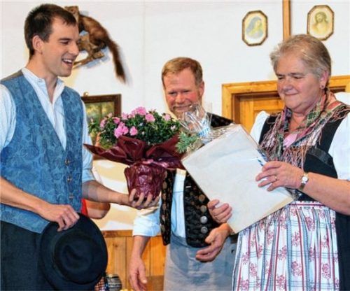Vorsitzender Stephan Sprinzing (links) überreichte eine gebundene Chronik des Vereins an Vroni Zaggl. Foto re