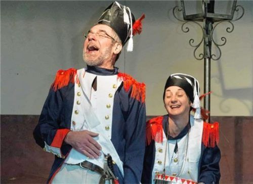 Wachtposten Bene (Andreas Wörndl) und Trommelbub Michi (Gertraud Hauer) sollen die Stadt München vor den heranrückenden Raubrittern retten.Foto  Berger