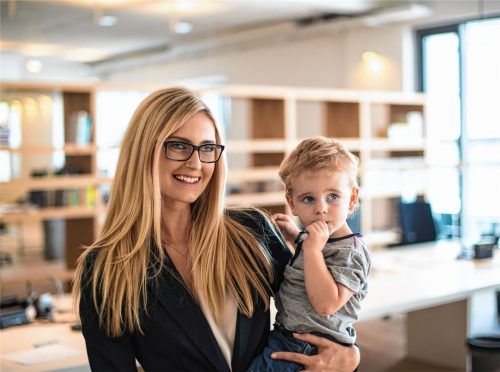 Wer nach der Babypause in den Beruf zurückkehren will, sollte seine Pläne frühzeitig mit dem Arbeitgeber besprechen.