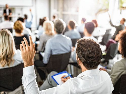 Wichtig für die Suche nach der passenden Eventlocation: Seminarhotel oder Tagungsraum sollten die passende Ausstattung wie WLAN, Beamer und Flipcharts bieten. Foto istock