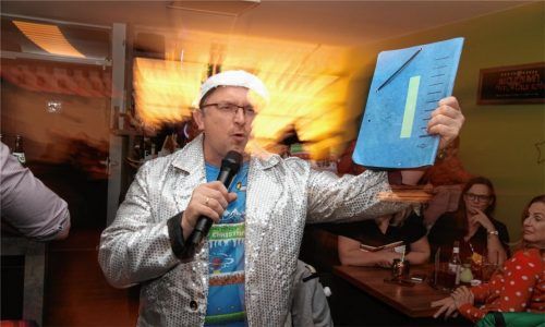 Wie sehr hätte sich mancher einen kurzen Blick in die blaue Mappe erhofft. Hier sind Fragen und Antworten vereint, die Pub-Quiz-Moderator Jason McAllister in seinem unverkennbaren schottischen Akzent vorträgt. Fotos  Enzinger