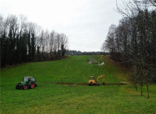 „Wiesenwaschen“ ist eine der Maßnahmen, die zur Bereinigung der Felder nach dem Störfall in einer Biogäranlage derzeit ergriffen werden. Die Feuerwehr Hittenkirchen spült die braune Brühe in einen ausgehobenen Graben und entfernt die Gärreste. Zugleich soll damit der Gestank minimiert werden.Fotos Bauer/re