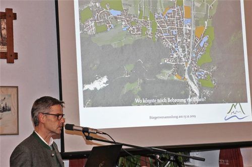 Wo könnte noch Bebauung stattfinden? Flächen mit Baurecht in Privathand hat Bürgermeister Andreas Scheck auf dem Luftbild in Blau gekennzeichnet, eine mögliche Entwicklung in Orange. Die grünen Flächen sollten nach seiner Meinung von einer Weiterentwicklung ausgespart werden.Foto peter
