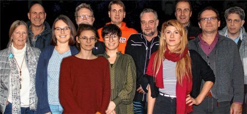 Wollen in den Kreistag einziehen: Unter anderem mit diesen Kandidaten tritt das „Bündnis für Rosenheim“ bei der Kommunalwahl am 15. März an. Spitzenkandidat ist Dr. Klaus Rosellen (Fünfter von rechts). Foto M. Horndasch