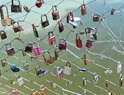 Zeichen der Liebe: Die Hängschlösser, die Verliebte an den Mangfallbrücken angebracht hatten, hat die Stadtverwaltung inzwischen abmontieren lassen. Foto Stadt Rosenheim, Privat