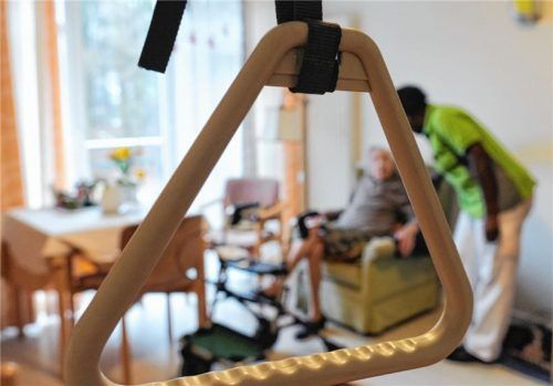 Zielgruppen der Beratungen des landkreiseigenen Pflegestützpunktes sind hilfe- und pflegebedürftige Menschen aller Altersstufen und deren Angehörige, Organisationen und Institutionen im Pflegebereich. Foto DPA