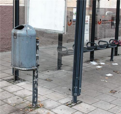Ziemlich verdreckt: Die Bushaltestelle an der Ellmaierstraße. Viele Zigarettenkippen liegen auf dem Gehweg, ...