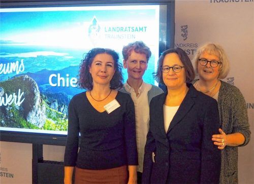 Zogen gemeinsam mit allen Museumsverantwortlichen Bilanz zu einem Jahr Austausch und Zusammenarbeit im „Museumsnetzwerk Chiemgau“ (von links): die Projektmanagerinnen Stephanie Steiner, Michaela Firmkäs und Dr. Henriette Holz sowie die Projektverantwortliche Monika Kotzi. Foto Landratsamt Traunstein