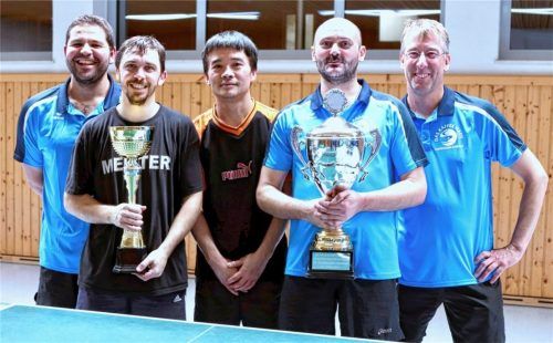 Zufrieden nach einem fairen Turnier (von links): Bernhard Hundhammer, Marinus Kronast, Bobby Pan, Wolfgang Demmel und Peter Kunze.Foto Niessen