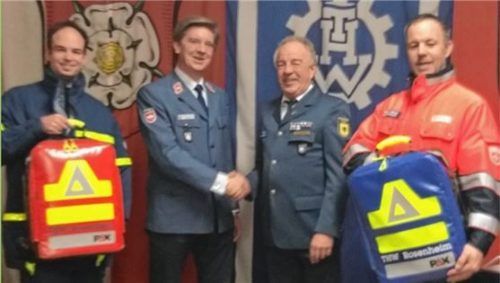 Zum Dank für die gute Zusammenarbeit übergaben die Malteser Rosenheim zwei Rucksäcke mit Ausrüstung an die Vertreter des THW Rosenheim: (von links) Harald Feckl, Guido von Rohr, Siegfried Schlosser und Andreas Lukas. Foto re