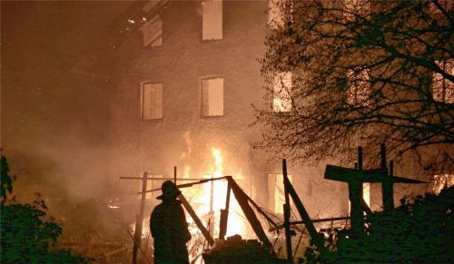 Zwei Nebengebäude eines landwirtschaftlichen Anwesens im Kraiburger Ortsteil Gönsberg sind völlig niedergebrannt. Das Wohnhaus konnte die Feuerwehr retten.Fotos  FIB/SO