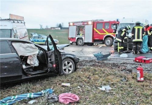 Zwei Verletzte forderte dieser Unfall bei Schechen. Foto Reisner