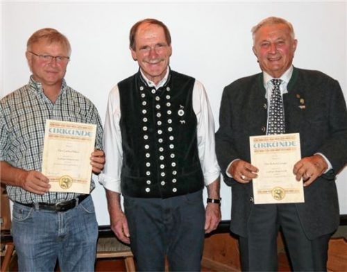 Zweiter Vorsitzender Josef Sternegger (Mitte) ehrt Gerhard Maier (links) und Robert Groeger (rechts). Foto  stettner
