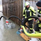 Turbulentes Wetter mit Hochwasser und Sturmböen