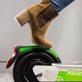 E-Scooter mit Gehsteig-Warner