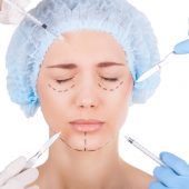 Schönheit per Skalpell und Spritze