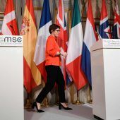 AKK zwischen zwei Welten