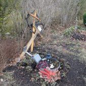 Unbekannte verwüsten Friedhof