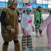 Maskiert übers Eis flitzen