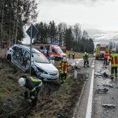 Zwei Verletzte und 33000 Euro Schaden bei Unfall auf der B304